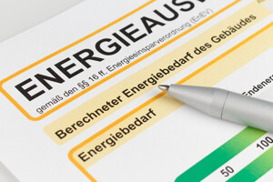 Energieausweis mit Kugelschreiber