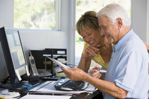 Älteres Paar am Computer