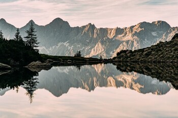 Blick auf den Spiegelsee mit den Bergen im Hintergrund