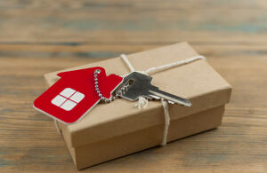 Ein kleiner Geschenkkarton mit einem Haustürschlüssel