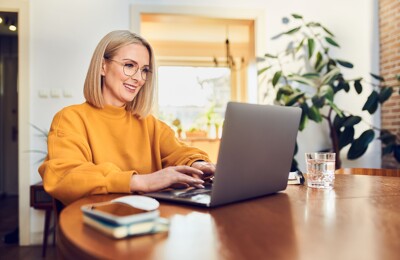 Frau arbeitet am Laptop