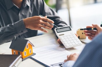 Makler mit Taschenrechner