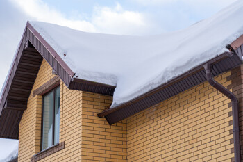 Schneebedecktes Dach