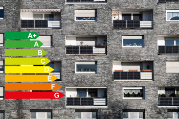 Moderne Häuserfront mit Energieskala