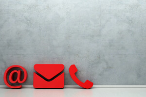 Mail-, Umschlag- und Telefonsymbol vor grauem Hintergrund