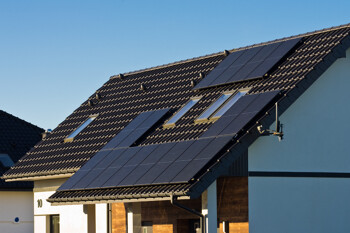 Solarpaneele auf einem Hausdach