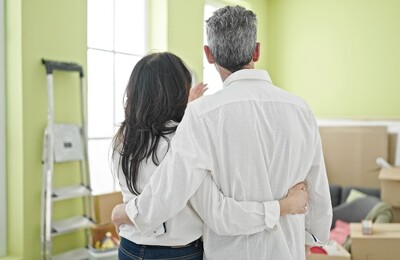 Ein Ehepaar beim Einzug in die neue Immobilie