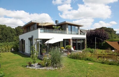 Ein modernes Einfamilienhaus mit Garten