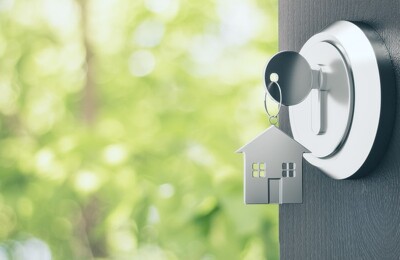 Eine offene Türe mit einem Schlüssel im Schloss