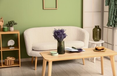 Ein Wohnzimmer mit Couch und Tisch