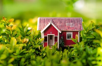 Ein Modellhaus steht auf einer Wiese