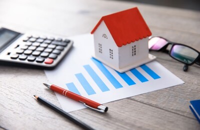 Ein Hausmodell mit Taschenrechner und Dokumenten