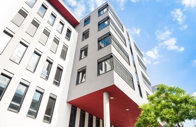 Ein modernes Mehrfamilienhaus mit weißer Fassade