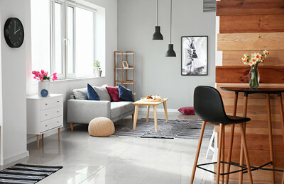 Blick in das Wohnzimmer einer hellen, modernen Wohnung