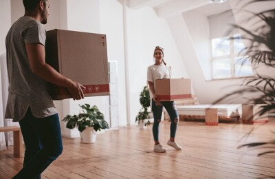 Ein junges Paar beim Einzug in die neue Wohnung