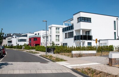 Ein Wohngebiet mit modernen Einfamilienhäusern