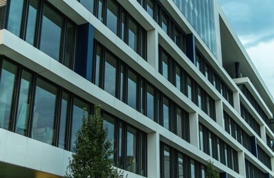 Ein Bürogebäude mit Glasfassade