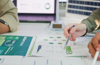 Unterlagen für eine Energieberatung werden besprochen