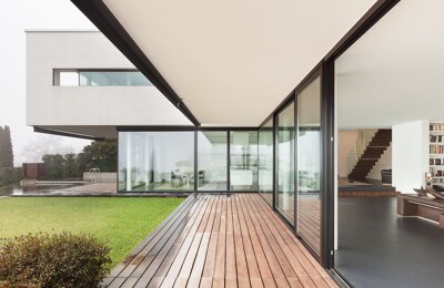 Veranda zum Garten einer Villa