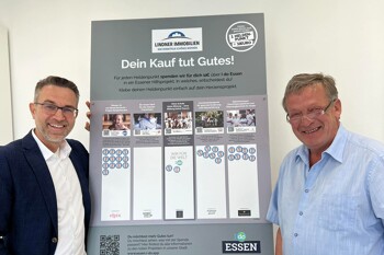 Jörg Lindner mit Kollegen von Dein Kauf tut Gutes vor der Heldenwand