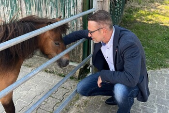 Jörg Lindner streichelt ein Pony