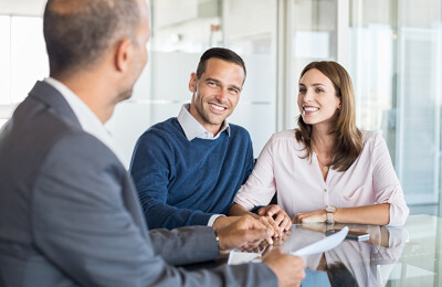 Immobilieneigentümer bei der Beratung mit dem Makler