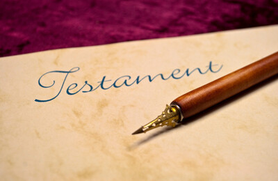 Pergament mit Stift und Aufschrift Testament