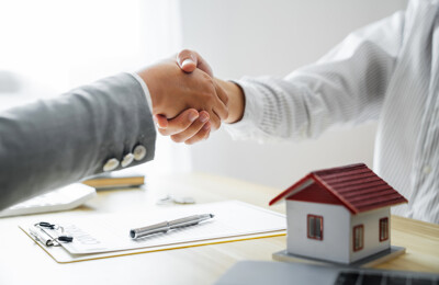 Handschlag beim Immobilienverkauf
