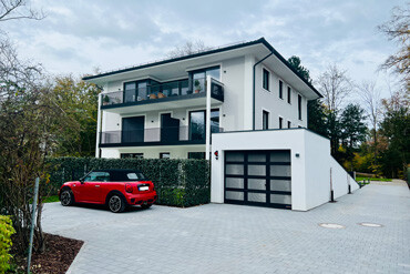 Weißes modernes Einfamilienhaus