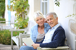 Ehepaar sitzt zufrieden auf der Terrasse