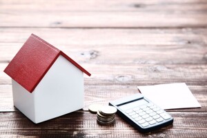 Taschenrechner und Modellhaus