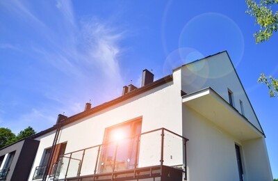 Neubau unter blauem Himmel