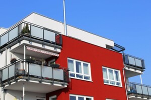 Ein modernes Wohnhaus mit Balkonen