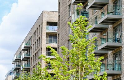 Ein modernes Wohnhaus mit Balkonen