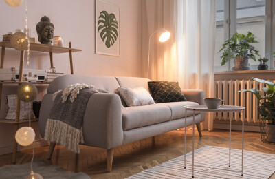 Sofa und Dekorationen