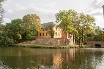 Blick auf das Schloss Burgau, umgeben von Bäumen
