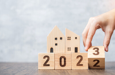 Holzwürfel mit der Jahreszahl 2022 werden zu 2023 geändert