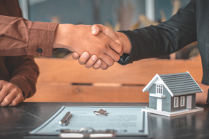 agente immobiliare stringe la mano a un cliente dopo la firma del contratto