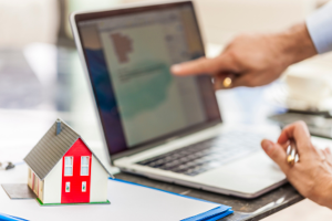 ricerca sul web di un'agenzia immobiliare per vendere casa