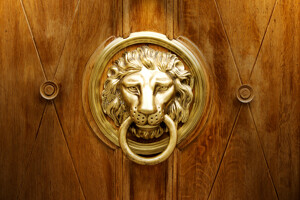 Löwenkopf an Tür