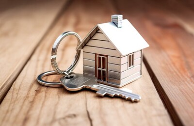 Ein Modellhaus aus Holz mit einem Schlüsselbund