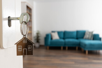 Offene Tür zu Wohnung