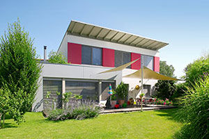 Modernes Einfamilienhaus mit Garten