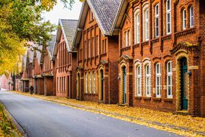 Straße mit roten Klinkerhäusern in Delmenhorst im Herbst