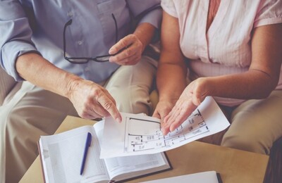 Eigentümer sehen sich einen Grundriss an