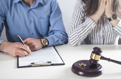 Ein Scheidungspaar bei der Unterschrift