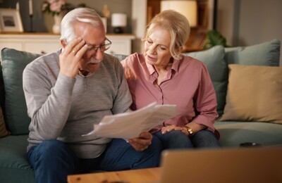 Älteres Ehepaar sorgt sich