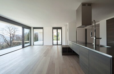 Moderne offene Küche mit schönem Ausblick