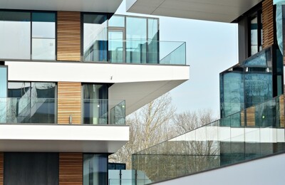 Gebäude mit modernen Neubauwohnungen mit Balkon