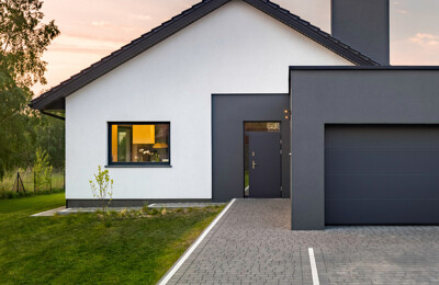 Modernes Einfamilienhaus in Vorderansicht